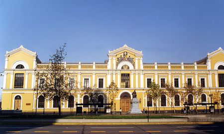 El sistema de vouchers educativos rige para la educación superior en Chile, donde hay más de 60 universidades, entre públicas y privadas, para una población de 19 millones de personas. El sistema de vouchers educativos rige para la educación superior en Chile, donde hay más de 60 universidades, entre públicas y privadas, para una población de 19 millones de personas.