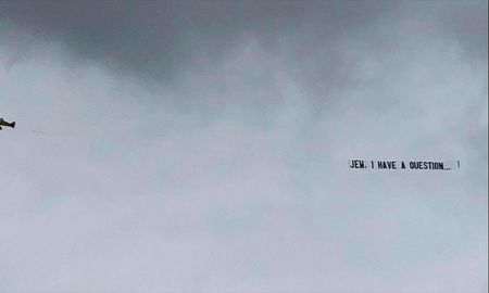 El cartel fue pilotado y volado por Aerial Banners. El cartel fue pilotado y volado por Aerial Banners.