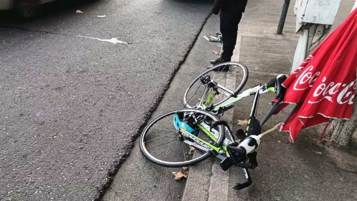 Un ciclista perdió la vida luego de impactar contra un auto estacionado