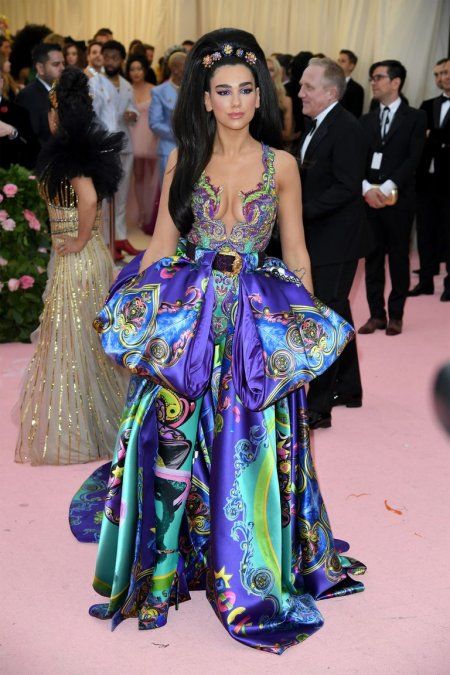 Dua en la gala MET de 2019, con un vestido extravagante de Versace.