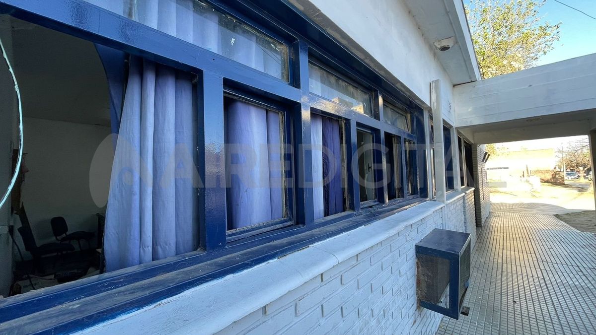 Nueve ventanas fueron destruidas a piedrazos. Esta mañana estaban tomando las medidas para cambiarlas. Nueve ventanas fueron destruidas a piedrazos. Esta mañana estaban tomando las medidas para cambiarlas.