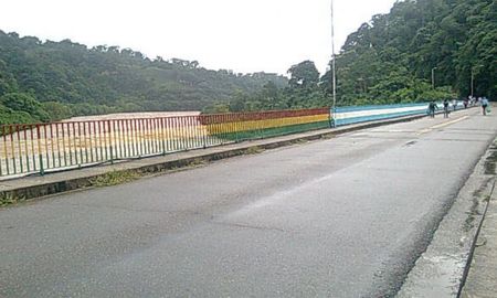 La provincia de Salta y el gobierno nacional tenderán un alambrado de 200 metros en la frontera con el Estado Plurinacional de Bolivia, desde la terminal de ómnibus hasta los controles del Puerto de Chalanas La provincia de Salta y el gobierno nacional tenderán un alambrado de 200 metros en la frontera con el Estado Plurinacional de Bolivia, desde la terminal de ómnibus hasta los controles del Puerto de Chalanas