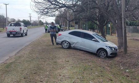 El ladrón perdió el control y chocó contra un poste. El ladrón perdió el control y chocó contra un poste.