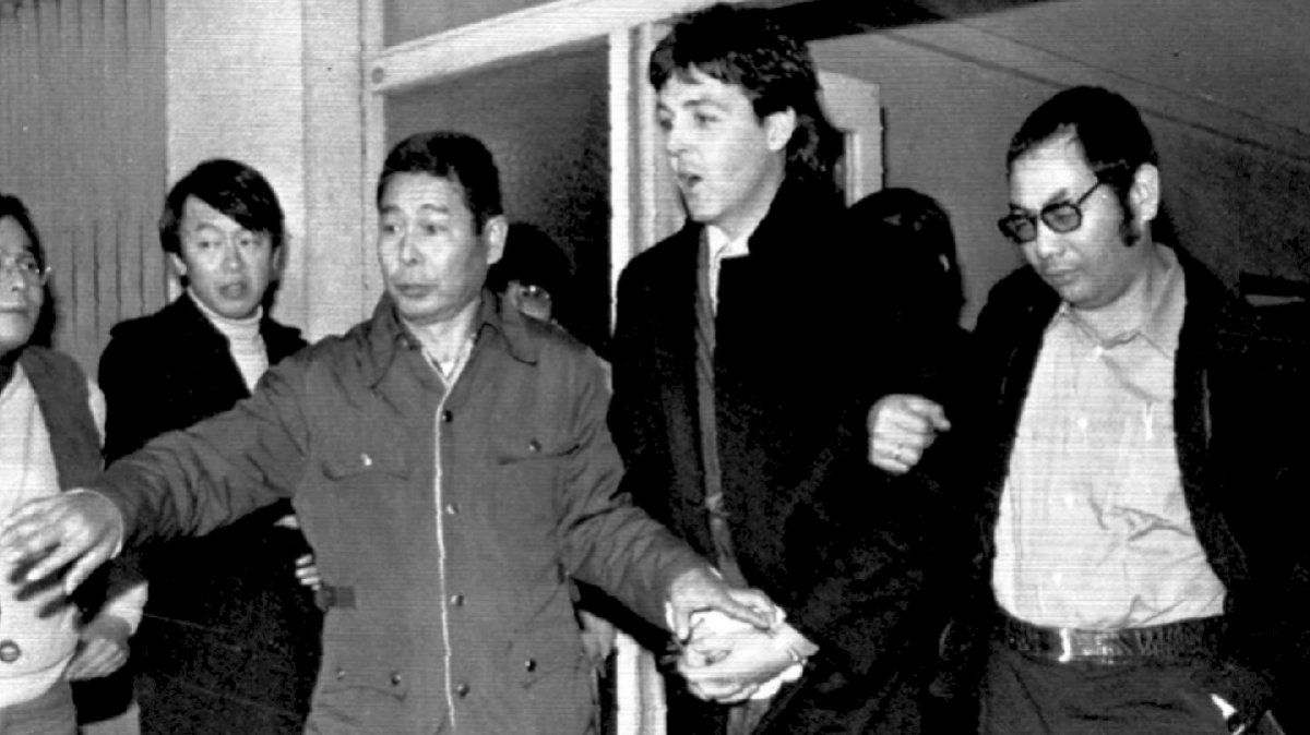 Paul McCartney fue arrestado por tenencia de marihuana en Japón y deportado 9 días después. 