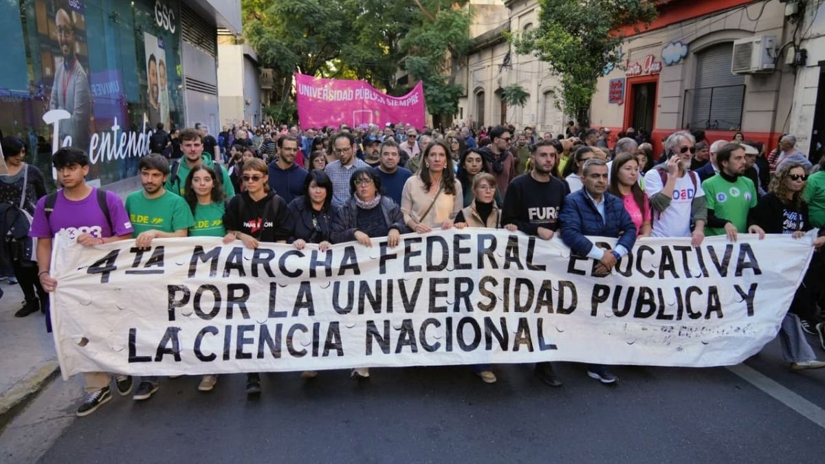 La cuarta Marcha Federal Universitaria también fue multitudinaria en la ciudad de Rosario. La cuarta Marcha Federal Universitaria también fue multitudinaria en la ciudad de Rosario.