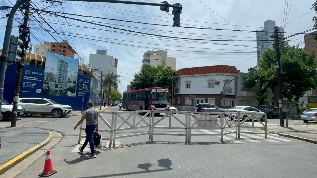 Así permanece el cruce de calle Suipacha y 4 de Enero.