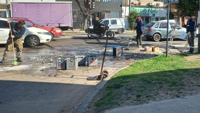 Un camión transportaba cervezas y por un bache perdió gran parte de su carga
