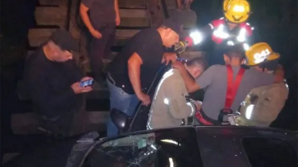 Un tren embistió a un automóvil y lo arrastró 200 metros.