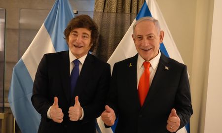 El primer ministro del Estado de Israel, Benjamin Netanyahu, felicitó hoy al presidente Javier Milei por la victoria en las elecciones legislativas. El primer ministro del Estado de Israel, Benjamin Netanyahu, felicitó hoy al presidente Javier Milei por la victoria en las elecciones legislativas.