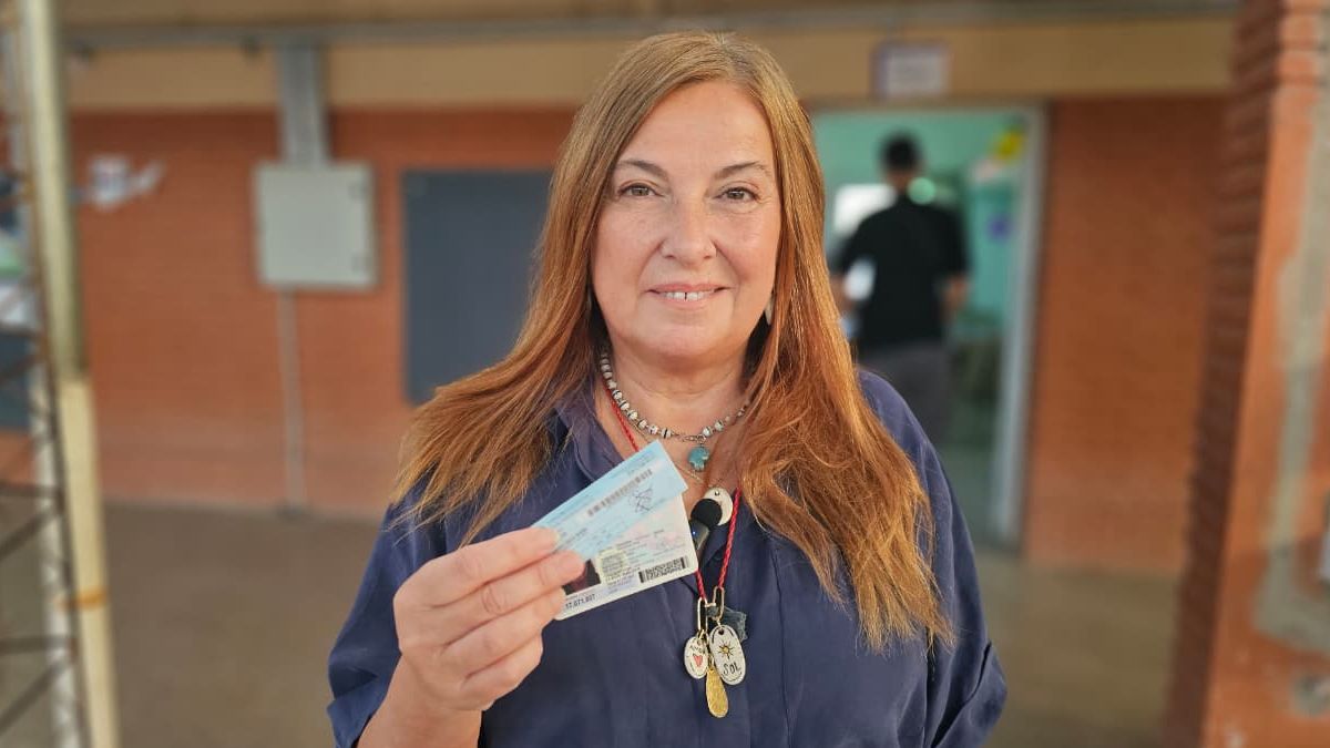 La diputada provincial Celia Arena emitió su voto este domingo por la mañana en la Escuela Julio A. Roca