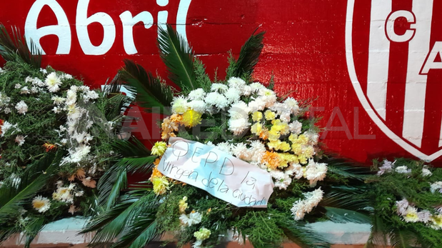 Dejaron coronas con mensajes en la sede del Club Atlético Unión.