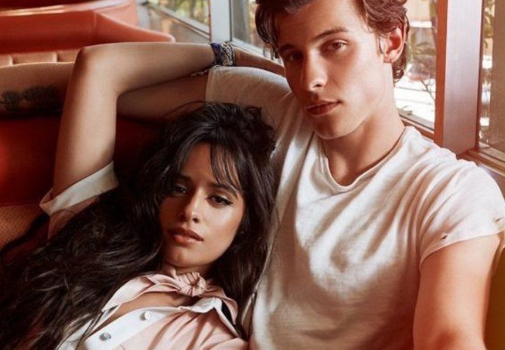 Shawn Mendes y Camila Cabello muy acaramelados en la playa