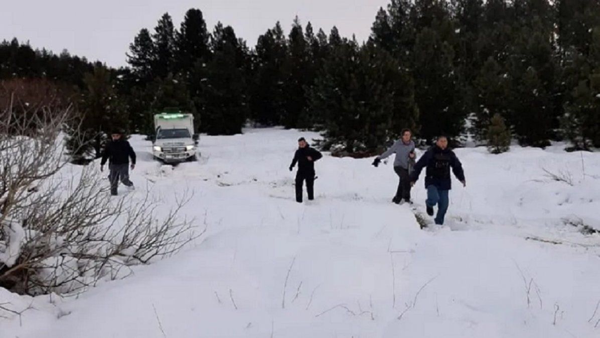 Un adolescente se desplazaba en culipatín por la nieve, golpeó la cabeza contra un poste y murió