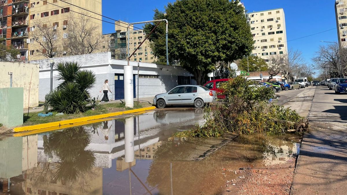 La gran pérdida de agua se registra frente a la Comisaría 25.