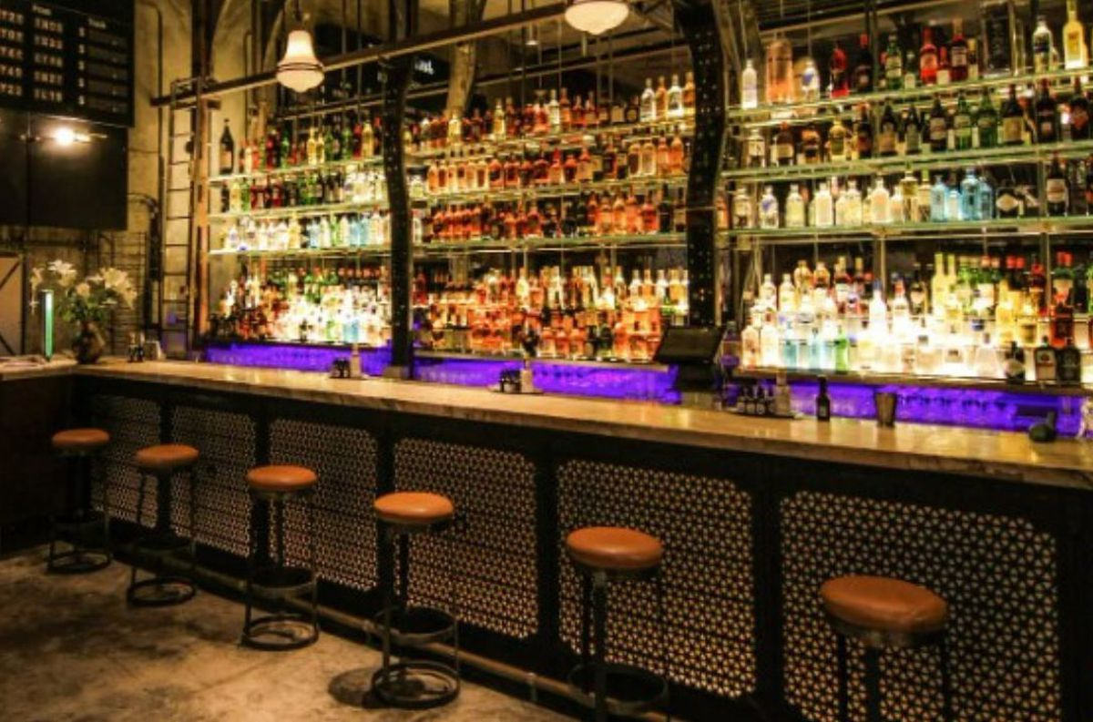 Quiso festejar su cumpleaños en un bar y le exigieron una ridiculez: Acá es así