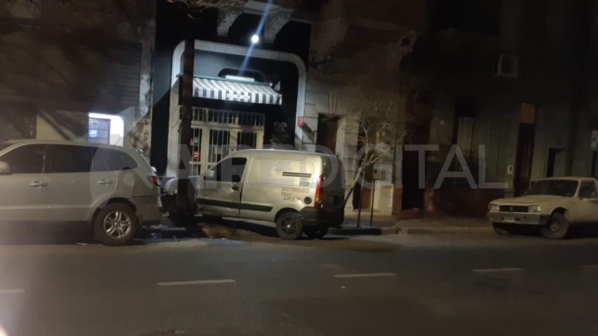Accidente en Avenida Urquiza: una camioneta estacionada fue chocada por un Fiat Cronos