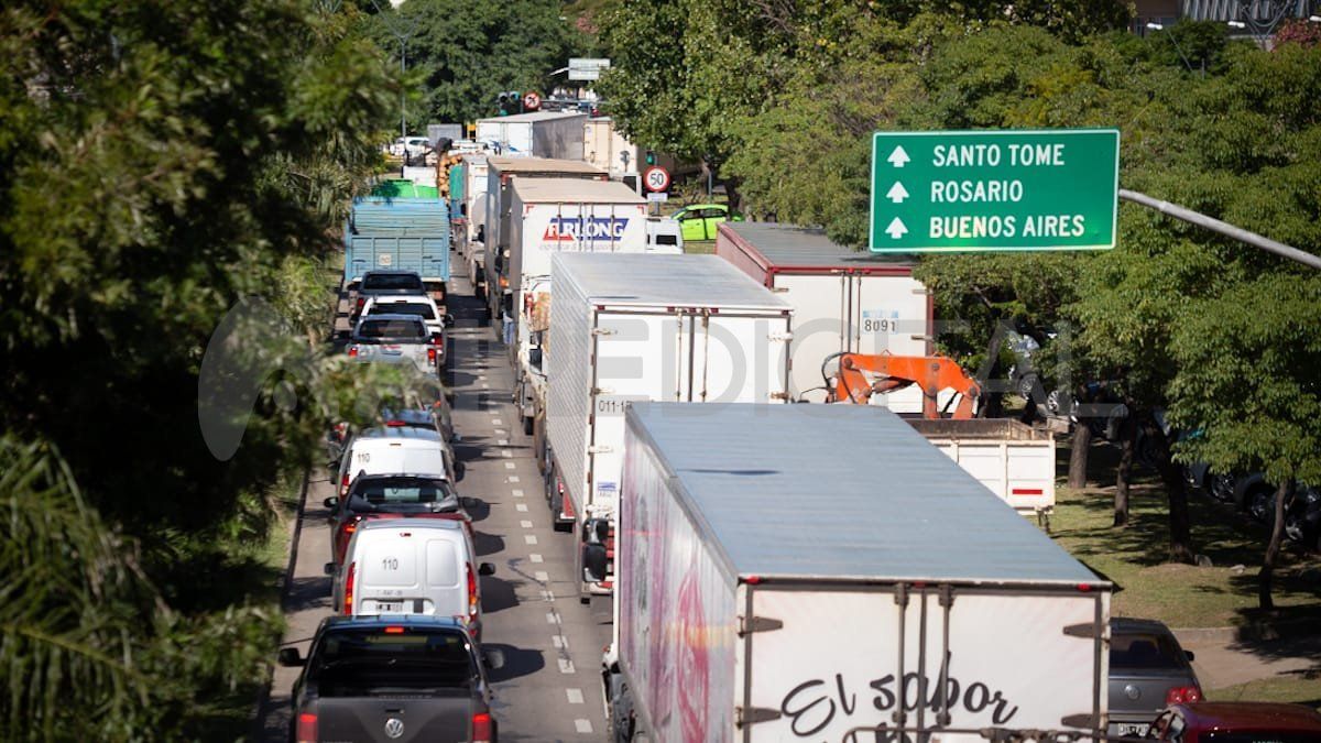 Interminables filas de vehículos fueron registradas por las cámaras de AIRE por el corte.