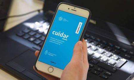 CuidAR se encuentra disponible para iOS y Android y para registrarse, sólo es necesario habilitar la geolocalización e ingresar el DNI, ya que luego comenzará el autoexamen. CuidAR se encuentra disponible para iOS y Android y para registrarse, sólo es necesario habilitar la geolocalización e ingresar el DNI, ya que luego comenzará el autoexamen.