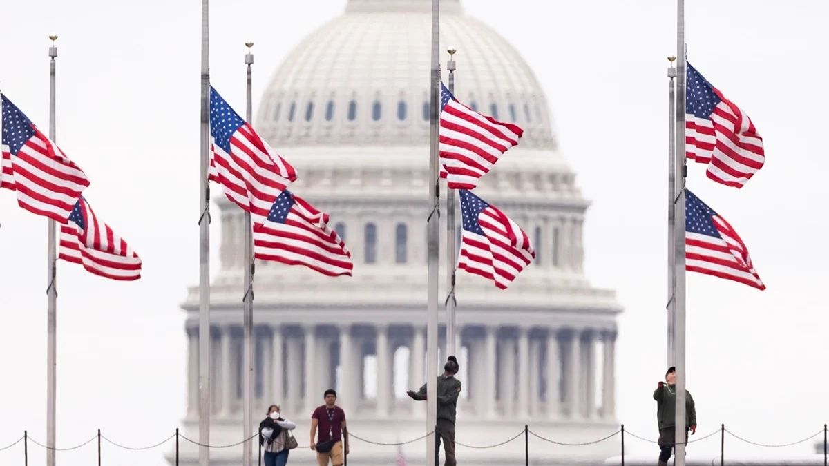 Biden ordenó que las banderas flameen a media asta en todos los edificios y lugares públicos de Estados Unidos en homenaje a aquellos que perdieron sus vidas.
