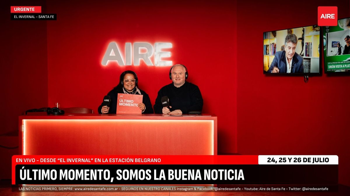 La gran comunidad de AIRE se sentó a la mesa de conductores y posó frente a las cámaras para vivir la experiencia del multimedios.