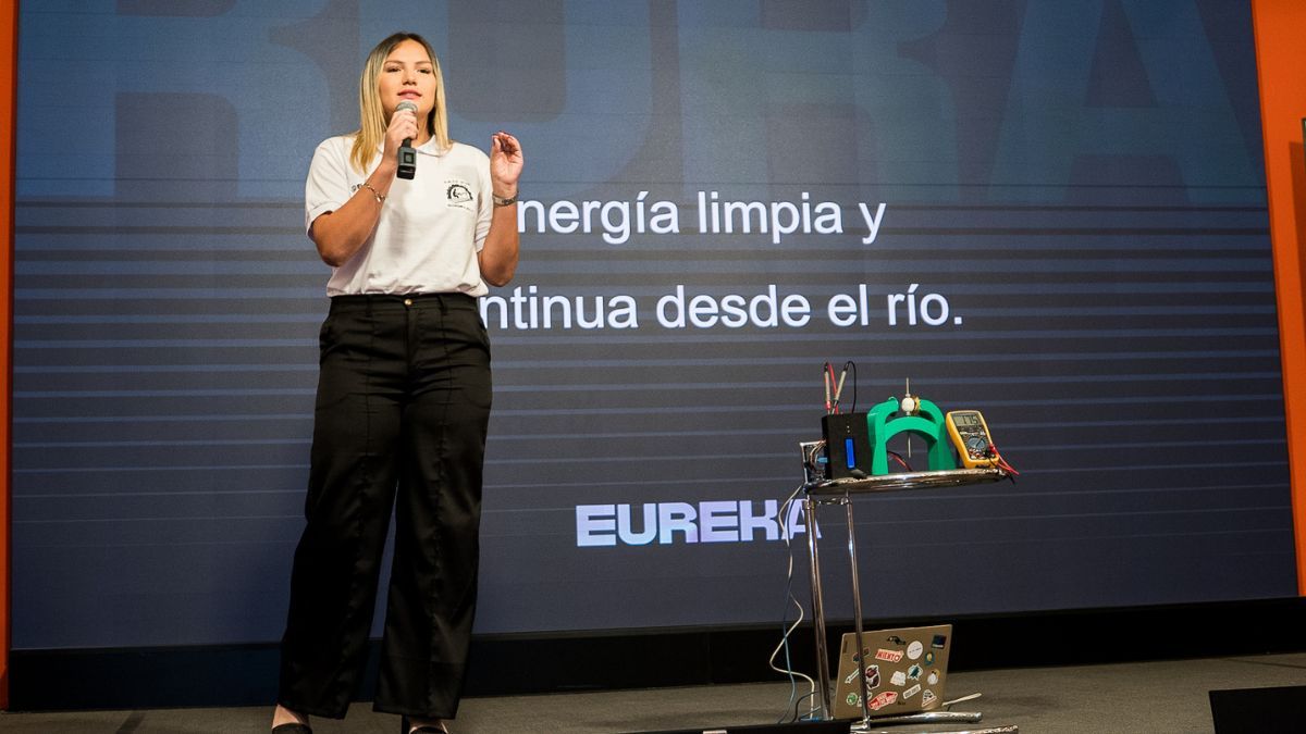 Kora está ideada de manera que el dispositivo pueda brindarle electricidad, donde quiera que estén, a quienes habitan el río con frecuencia. Kora está ideada de manera que el dispositivo pueda brindarle electricidad, donde quiera que estén, a quienes habitan el río con frecuencia.