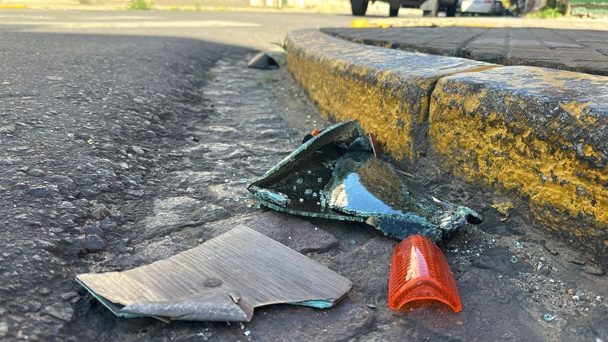 Dos jóvenes sufrieron heridas durante la madrugada del domingo en un siniestro vial ocurrido en la intersección de 1° de Mayo y La Rioja en Santa Fe.
