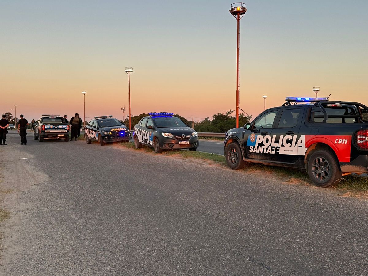 Un operativo policial obligó al corte del cruce de la Ruta Nacional 168 y Ruta Provincial 1. Un operativo policial obligó al corte del cruce de la Ruta Nacional 168 y Ruta Provincial 1.