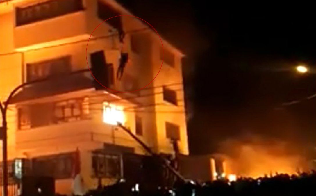 Quemaron unas oficinas del Tribunal Electoral en Bolivia y dos personas tuvieron que saltar de un segundo piso