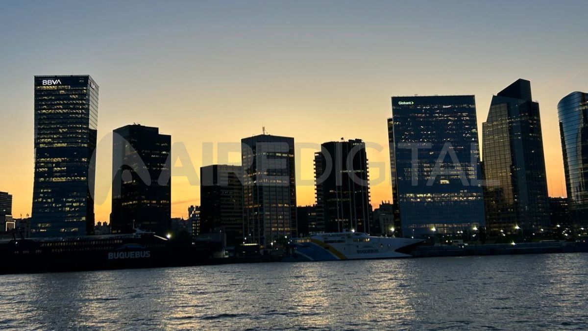 Puesta de sol en Buenos Aires sobre el Río de la Plata, la mejor opción para una escapada de fin de semana. Puesta de sol en Buenos Aires sobre el Río de la Plata, la mejor opción para una escapada de fin de semana.