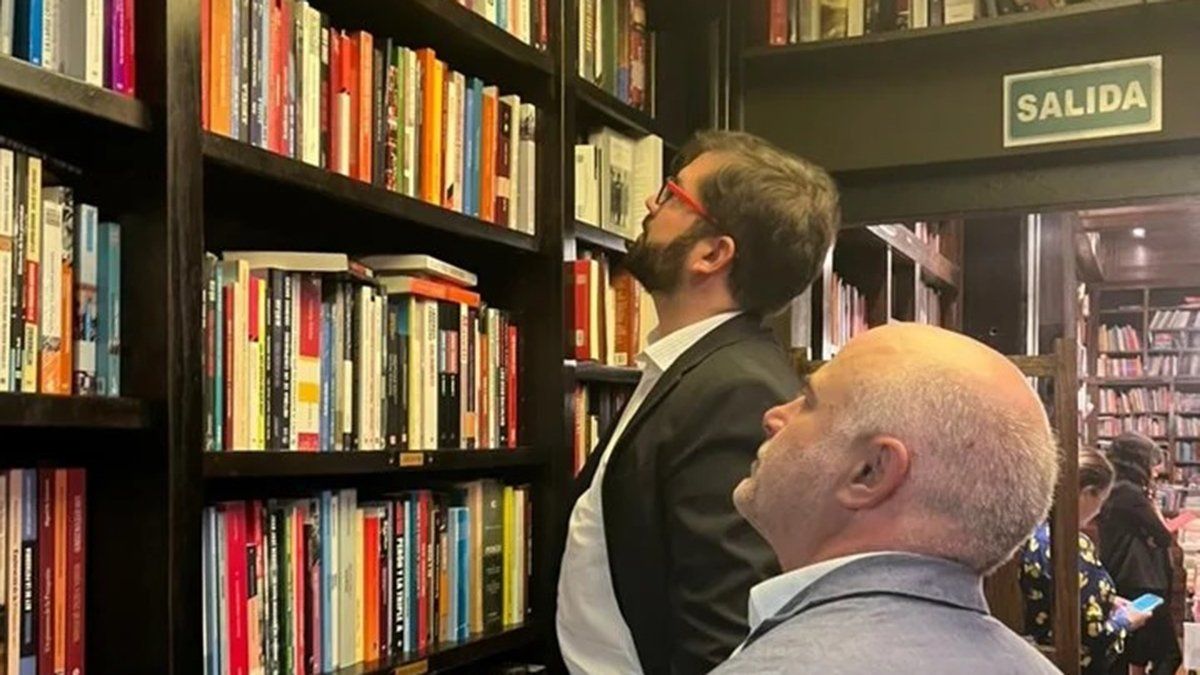 Boric estuvo en una librería de Palermo este domingo.