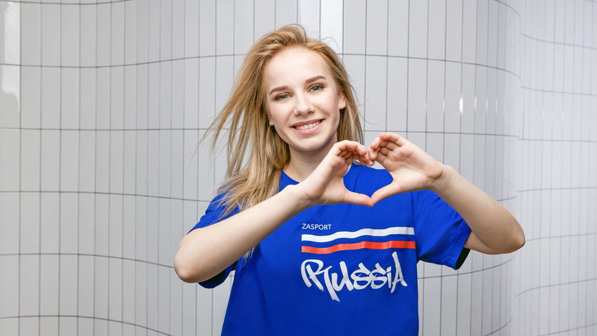 La enfermera rusa que fue a trabajar en bikini es la nueva presentadora del tiempo en televisión