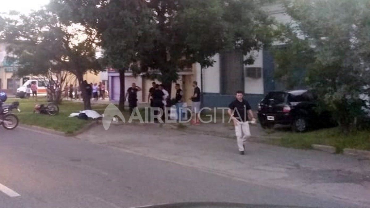 Derrape fatal: perdió el control de su moto, cayó contra el asfalto y murió