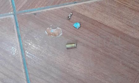 Una discusión entre dos colectiveros de la ciudad de Santa Fe terminó con un impacto de bala en las instalaciones de una parada en el norte. Una discusión entre dos colectiveros de la ciudad de Santa Fe terminó con un impacto de bala en las instalaciones de una parada en el norte.