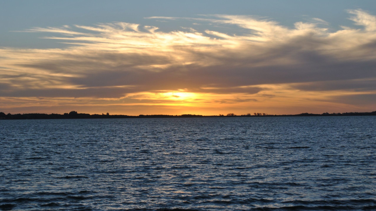 En el corazón de la ciudad de Chascomús se puede disfrutar de su laguna, la cual invita a todos los visitantes amantes del deporte acuático. En el corazón de la ciudad de Chascomús se puede disfrutar de su laguna, la cual invita a todos los visitantes amantes del deporte acuático.