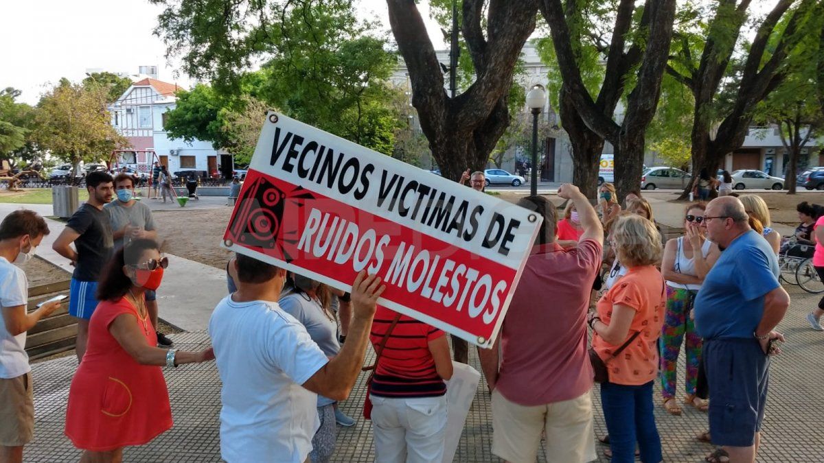 Vecinos de barrio Candioti reclaman hace tiempo ante la Municipalidad de Santa Fe el ordenamiento nocturno.