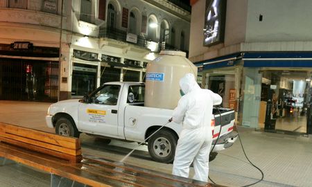 Antes de la apertura de los comercios, desinfectaron la peatonal. Antes de la apertura de los comercios, desinfectaron la peatonal.