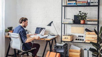 Permanecer muchas horas sin moverse disminuye el flujo sanguíneo cerebral. Permanecer muchas horas sin moverse disminuye el flujo sanguíneo cerebral.