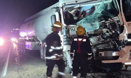 El camión Iveco embistió a otro camión y el conductor resultó lesionado. El camión Iveco embistió a otro camión y el conductor resultó lesionado.