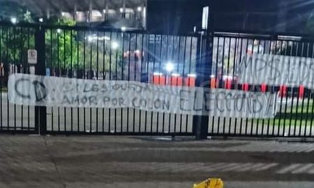 Dejaron una bandera en el estadio de Colón que duró pocos minutos colgada: qué decía Dejaron una bandera en el estadio de Colón que duró pocos minutos colgada: qué decía
