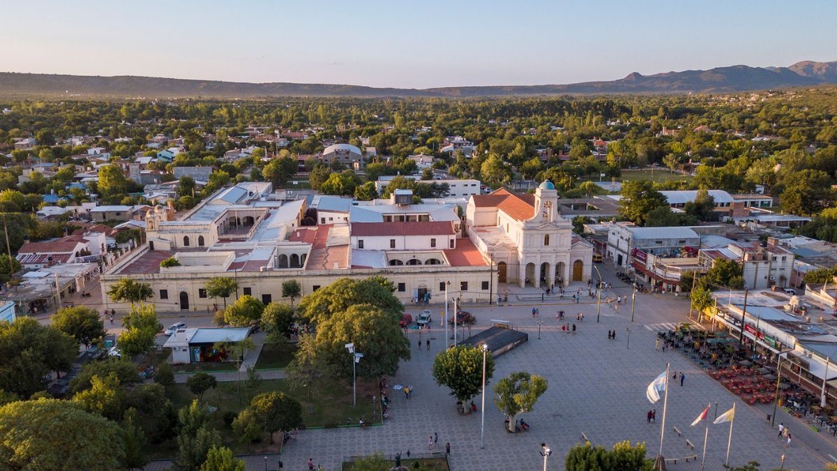 La Plaza Centenario y el monumento a Brochero forman parte del recorrido del circuito de fe en el corazón del pueblo.