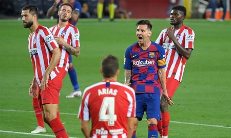 Messi marcó su gol 700 al convertir en un penal. Messi marcó su gol 700 al convertir en un penal.
