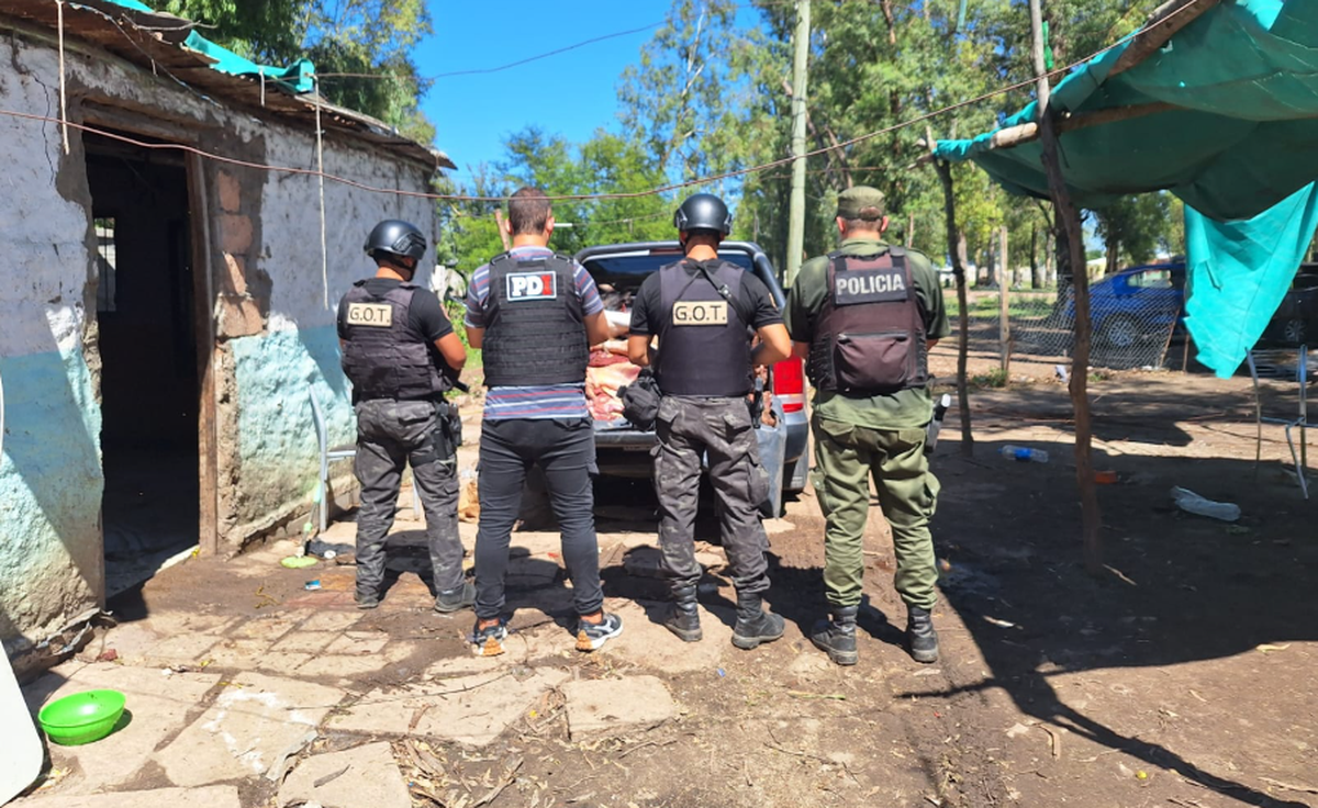 Agentes de la PDI y grupos tácticos tras el hallazgo de la carne. Agentes de la PDI y grupos tácticos tras el hallazgo de la carne. 