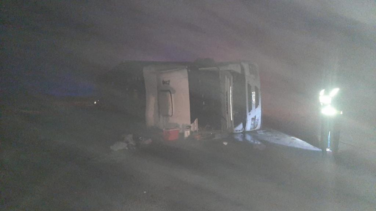 Así quedó el camión volcado sobre la ruta nacional 11 a la altura de Calchaquí.