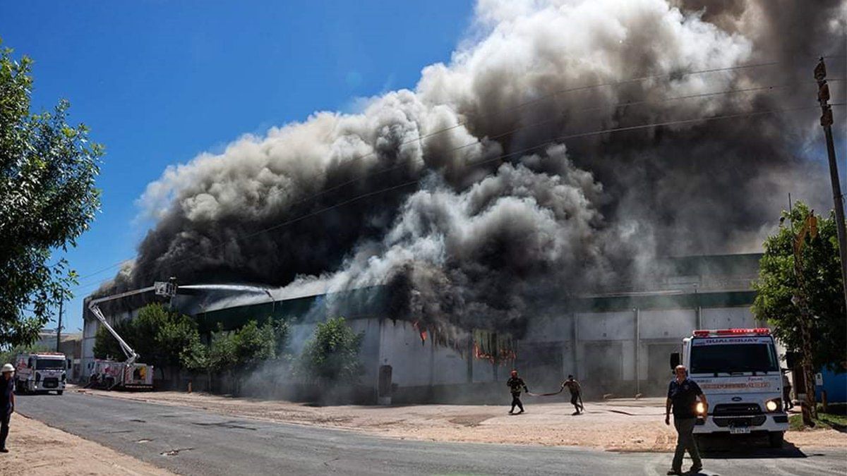 El incendio continúa en la fábrica de Gualeguay