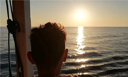 Viene de Egipto y fue rescatado por el barco Open Arms que lleva a bordo 217 migrantes, de los que 56 son niños. Viene de Egipto y fue rescatado por el barco Open Arms que lleva a bordo 217 migrantes, de los que 56 son niños.