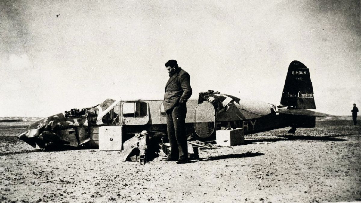El 30 de diciembre de 1935, y, a bordo de este Caudron C.630 Simoun, matrícula F-ANRY, Antoine y su navegante e ingeniero de vuelo, André Prévot, se estrellaron en el Sahara durante el raid París-Saigón. Finalmente, después de cuatro días sin provisiones, y donde experimentaron delirios y alucinaciones, fueron rescatados por unos beduinos. El 30 de diciembre de 1935, y, a bordo de este Caudron C.630 Simoun, matrícula F-ANRY, Antoine y su navegante e ingeniero de vuelo, André Prévot, se estrellaron en el Sahara durante el raid París-Saigón. Finalmente, después de cuatro días sin provisiones, y donde experimentaron delirios y alucinaciones, fueron rescatados por unos beduinos.