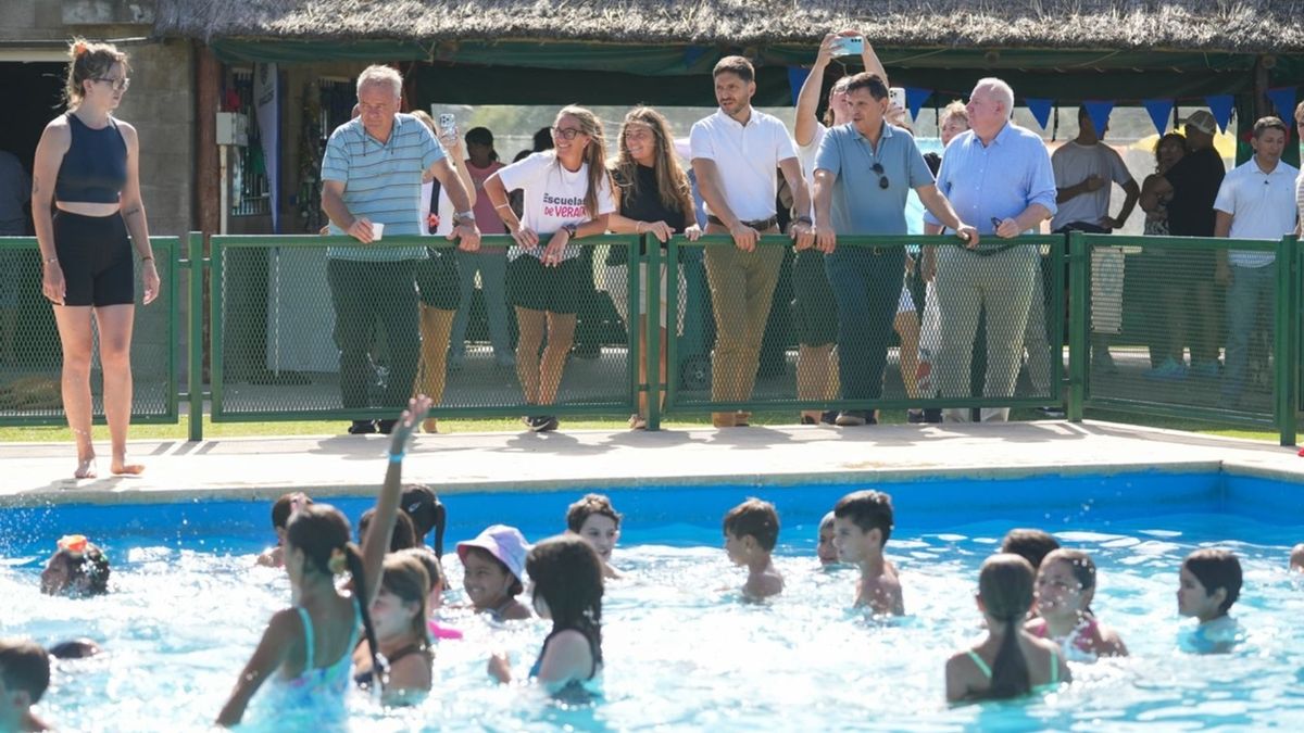 Más de 35 mil niños y adolescentes de entre 4 y 14 años disfrutarán de propuestas que combinan educación, deporte, recreación y cultura y que lleva adelante el Gobierno de Santa Fe en 240 sedes de 219 localidades. Más de 35 mil niños y adolescentes de entre 4 y 14 años disfrutarán de propuestas que combinan educación, deporte, recreación y cultura y que lleva adelante el Gobierno de Santa Fe en 240 sedes de 219 localidades.