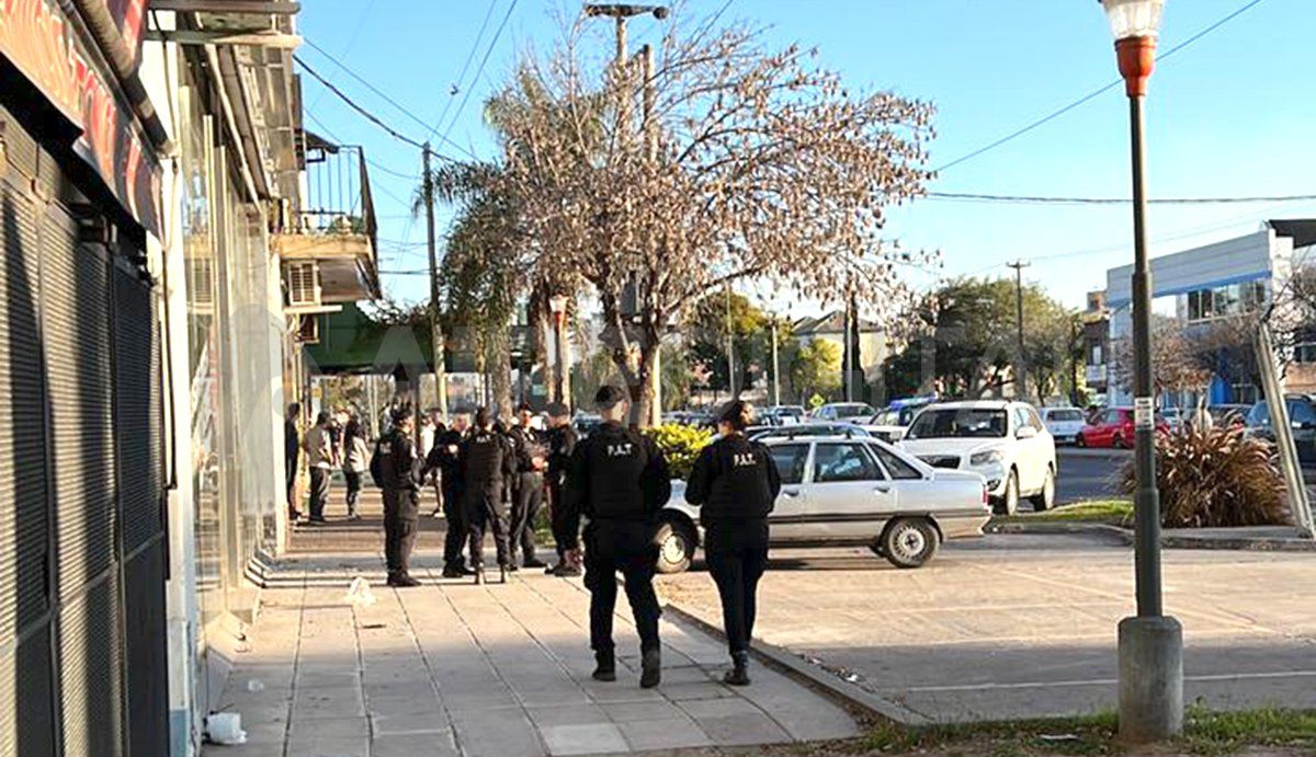 El robo grupal ocurrió este jueves por la tarde en un supermercado de Avenida López y Planes.&nbsp;