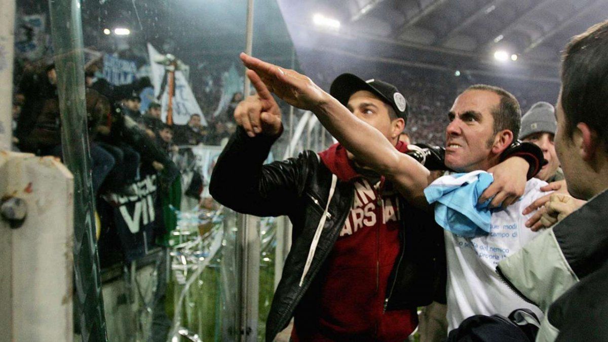 Paolo Di Canio dedica un gol a los Irriducibili extendiendo su brazo a la Curva Nord, la famosa tribuna norte que dominaba el grupo fascista laziali en el Olímpico de Roma. Allí no permitían ir mujeres.