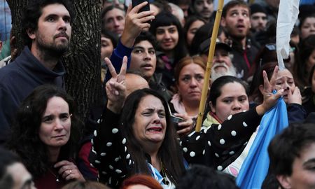 Manifestantes y militantes se reunieron frente al PJ en Buenos Aires. Manifestantes y militantes se reunieron frente al PJ en Buenos Aires.